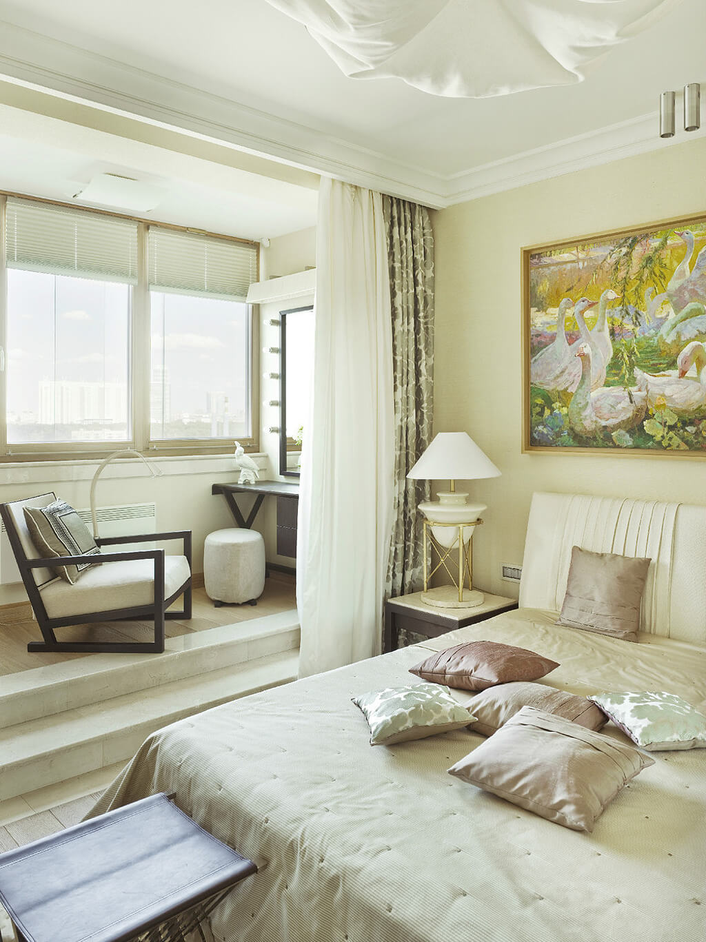 Дизайн интерьера спальни с балконом или лоджией