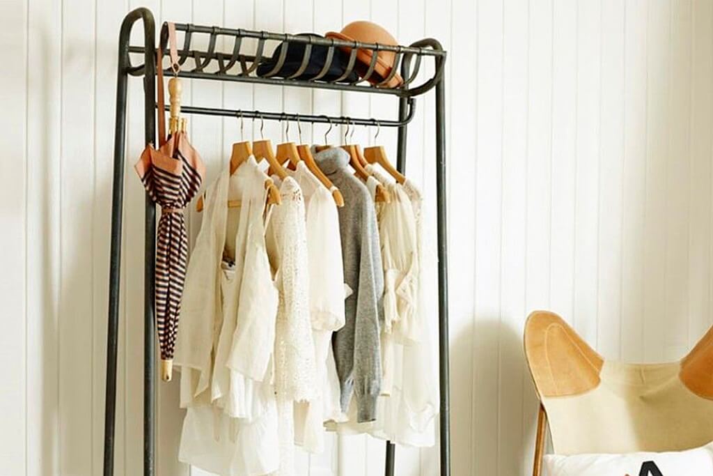 Открытая напольная вешалка для одежды в спальню: 20 стильных фото