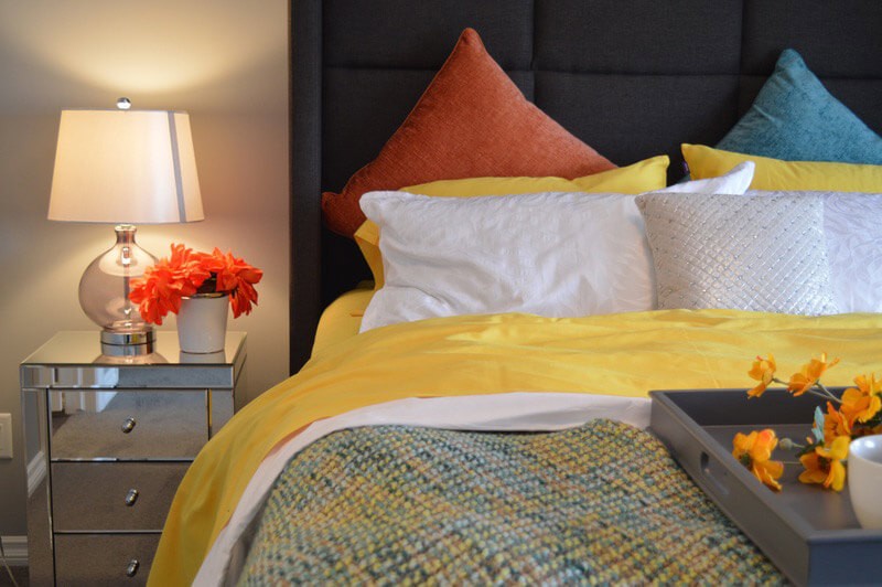 текстиль для желтой спальни