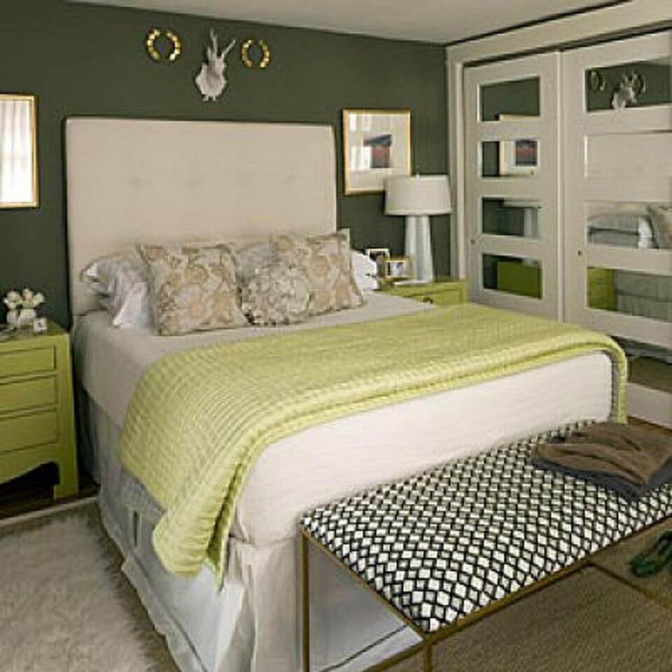 Темно зеленая кровать в интерьере спальни