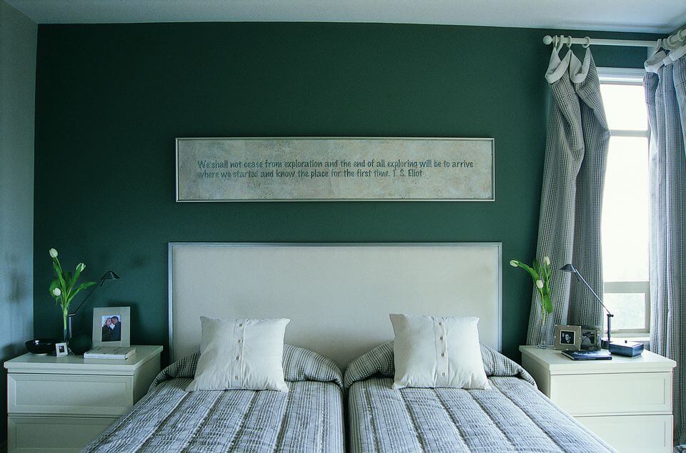 Оформление спальни с зелеными стенами