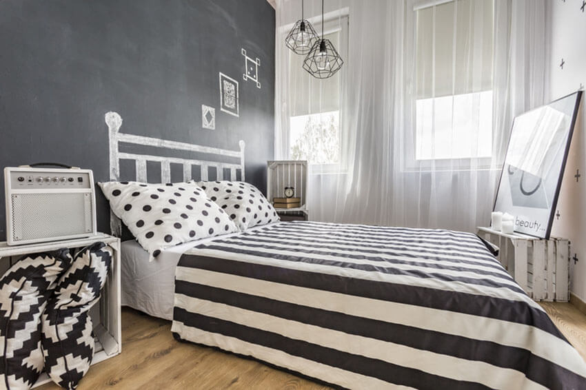 дизайн спальни с черной кроватью